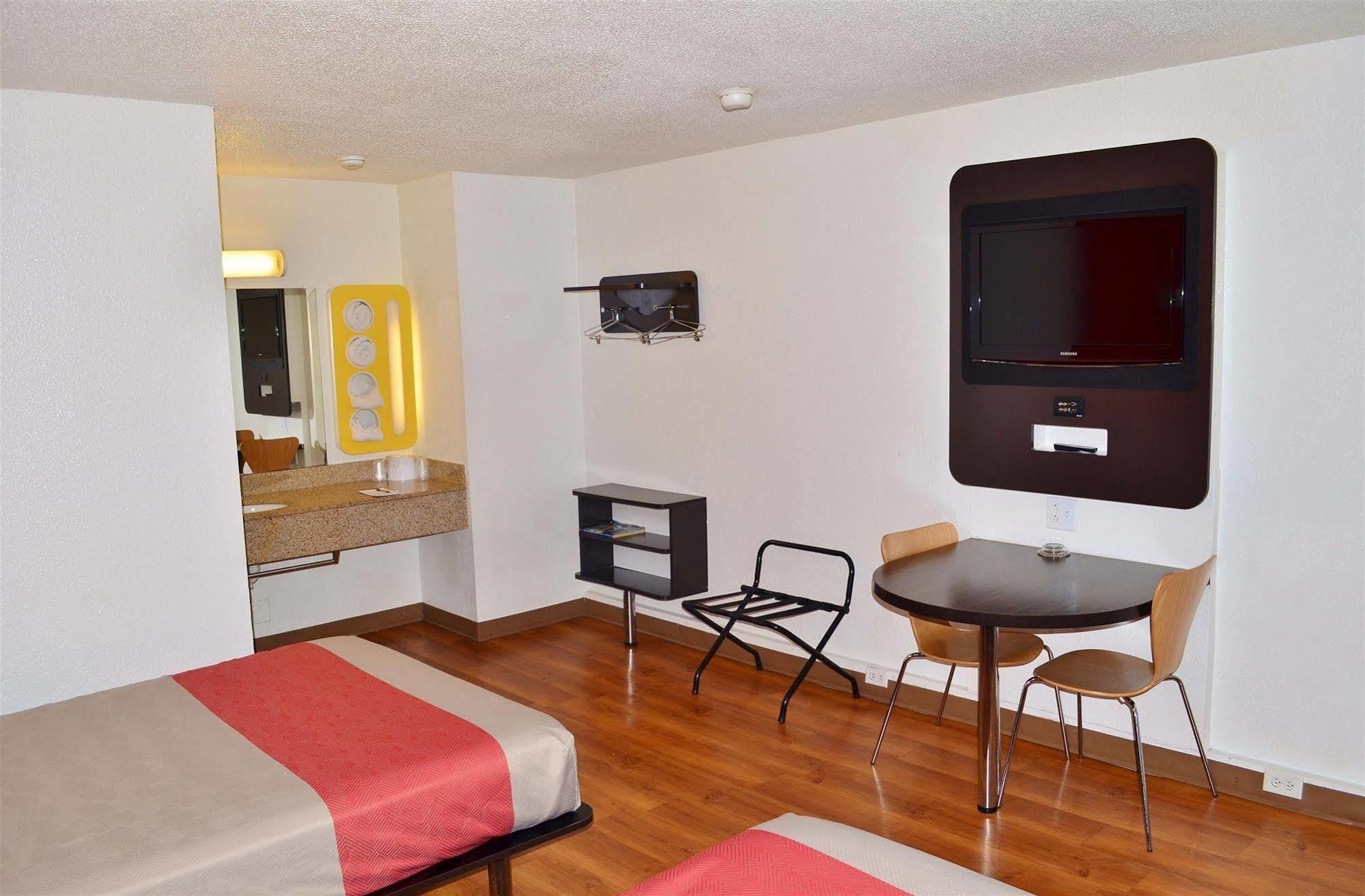 Motel 6 Boston South - 布伦特里 外观 照片